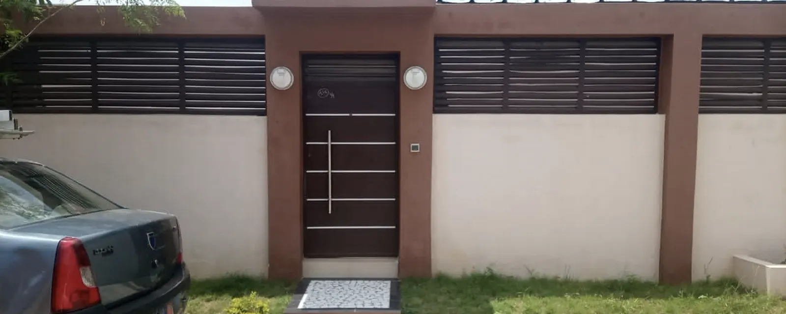 Finition de façade & portail réalisé par Les Lys de Marie