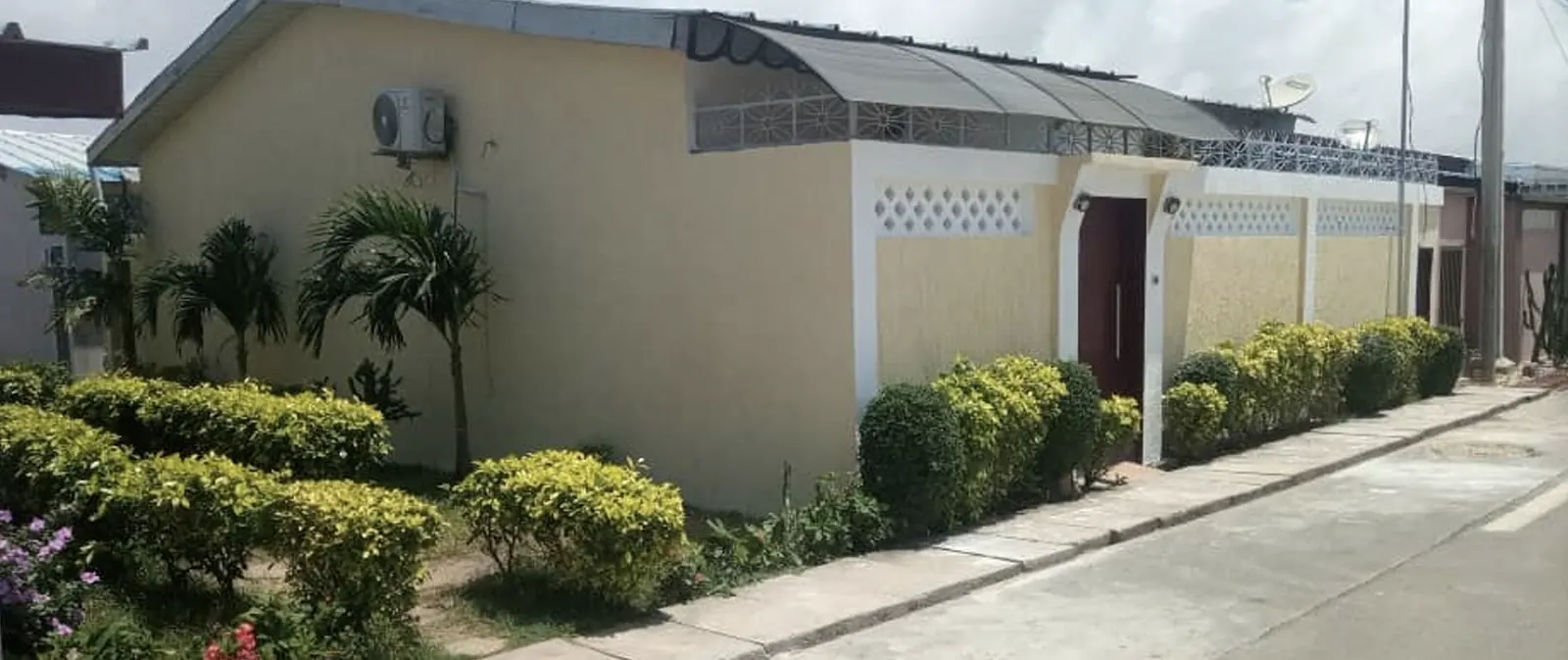 Villa avec aménagement paysager réalisé par Les Lys de Marie