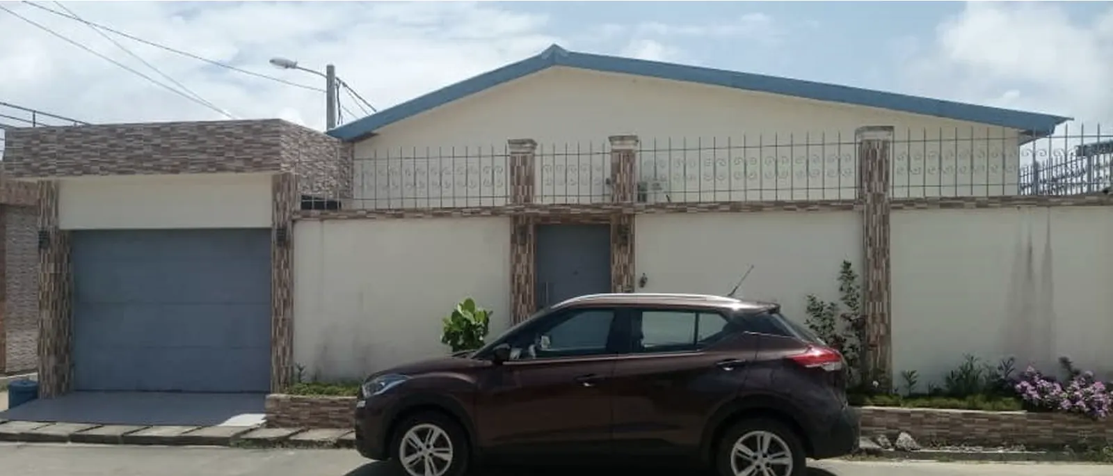 Maison contemporaine avec garage réalisé par Les Lys de Marie